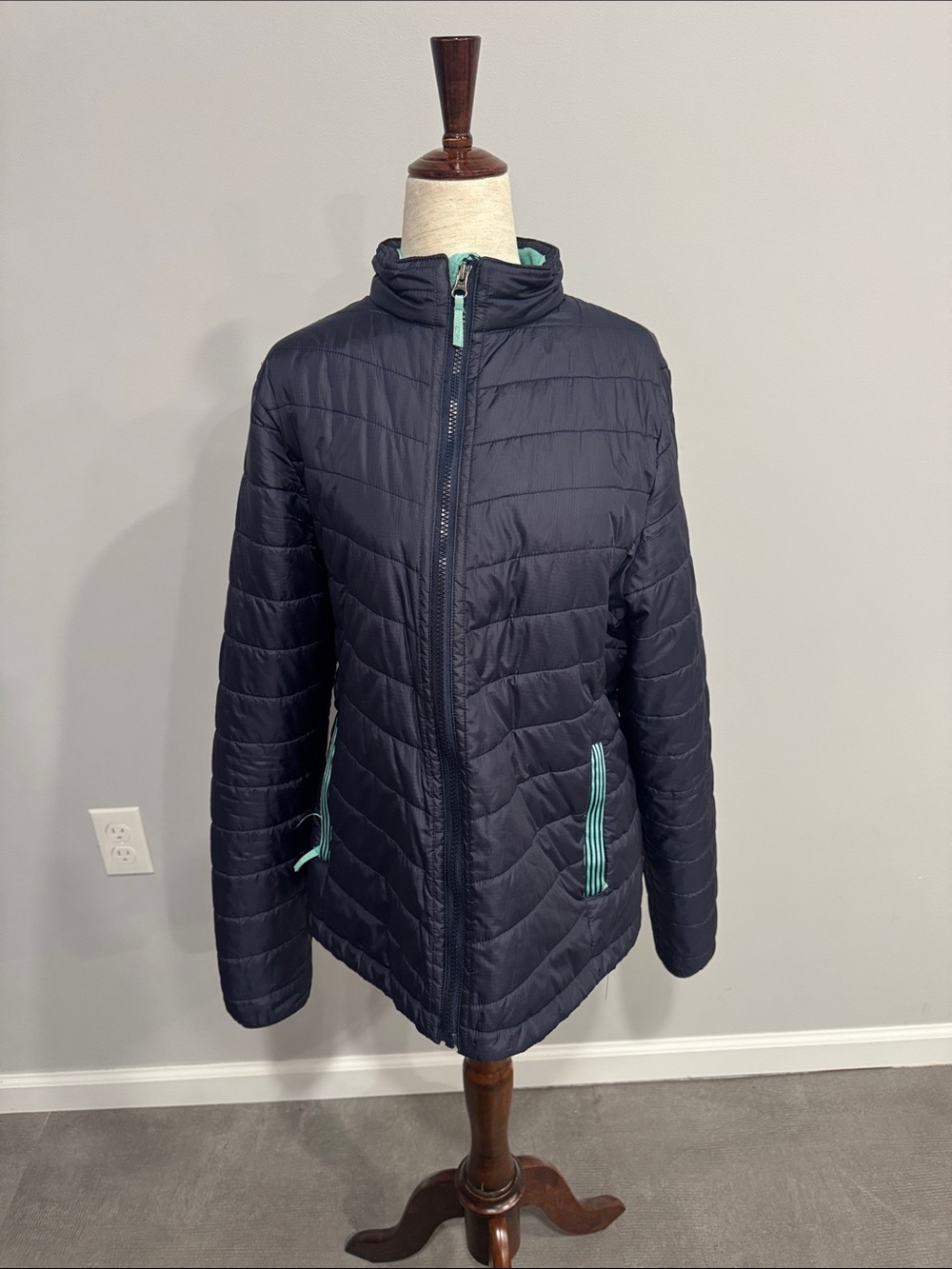 Vineyard Vines Women’s Navy Quilted Packable Jacket with Mint Trim Medium